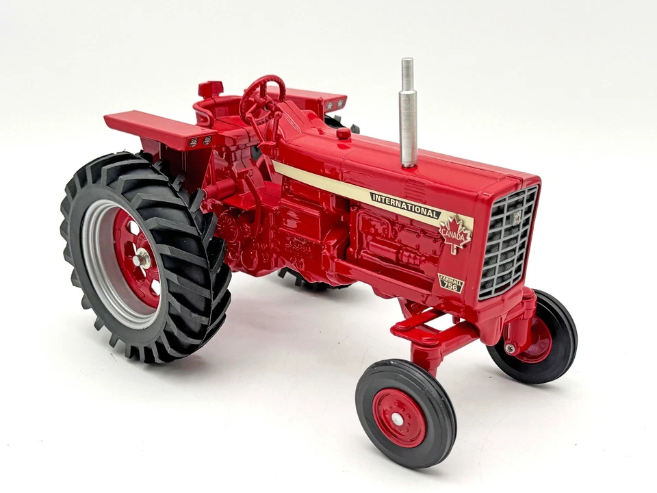 Trator Farmall 756 International Harvester em escala 1/16, 1994 Ontario Show Edition - Imagem 2 de 3