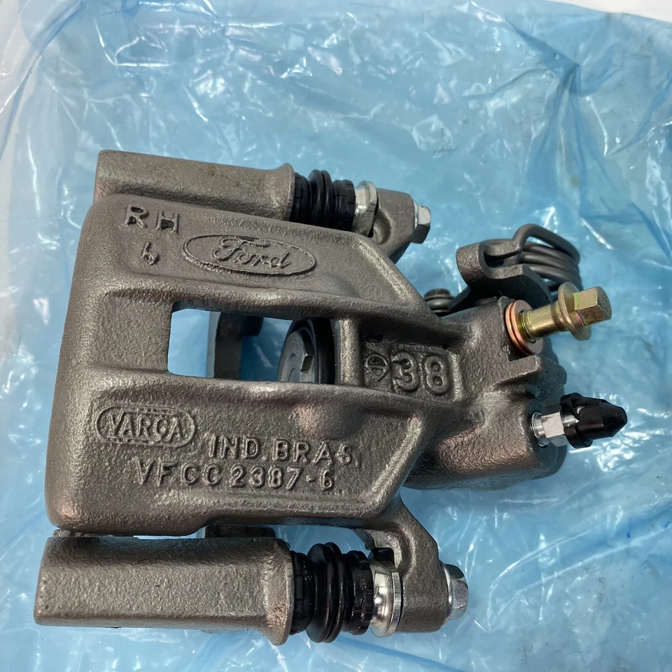 Pinza de freno trasera derecha original OEM 1996-04 Ford Mustang lado derecho. VFCC2387-6 Foto 2 de 4