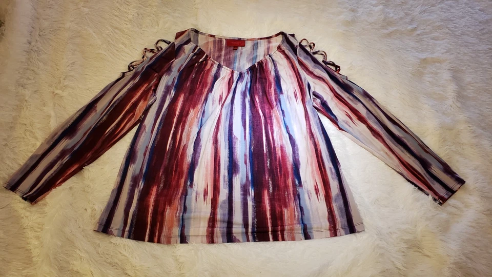 Jennifer Lopez 1X Top Brillante Multicolor a Rayas con Detalle Manga Cruzada Entrevistada  Foto 3 de 4