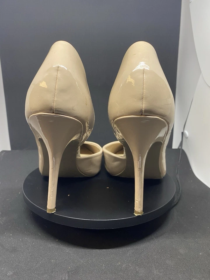 Mossimo Supply Co. Tacones clásicos beige charol usados en excelente estado talla 10 4 pulgadas Foto 3 de 4