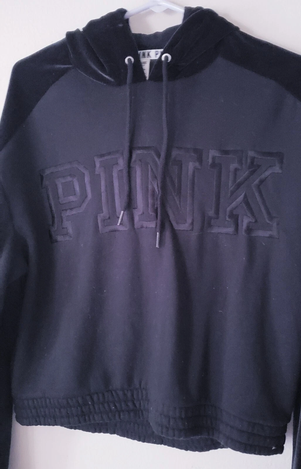 UNDERCOVER FELPA CON CAPPUCCIO VICTORIA'S SECRET ROSA TAGLIATA LOGO VELLUTO MANICA LUNGA NERA Small