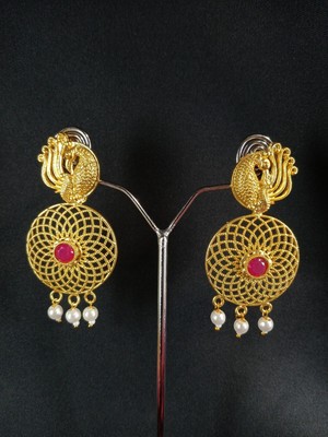 Traditionelles Stil Goldener Farbe Pfau Design Tiny Roter Stein Handmade Ohrring
