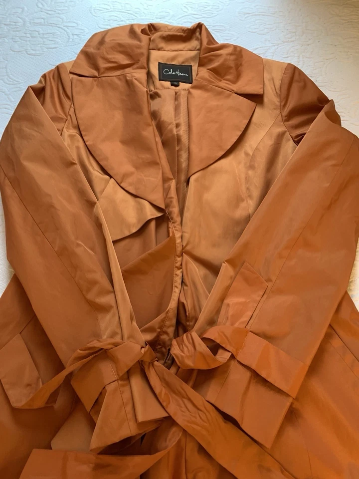 Gabardina Cole Haan talla XS de un solo pecho con volantes de nailon mandarina - SIN CINTURÓN Foto 4 de 4