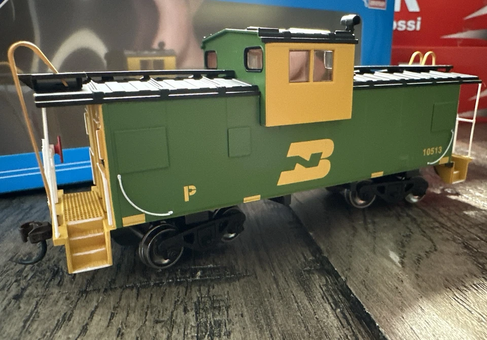Athearn RND HO Scale RND1354 Wide Vision Caboose Burlington Northern  #10513 RTR - Image 3 of 4