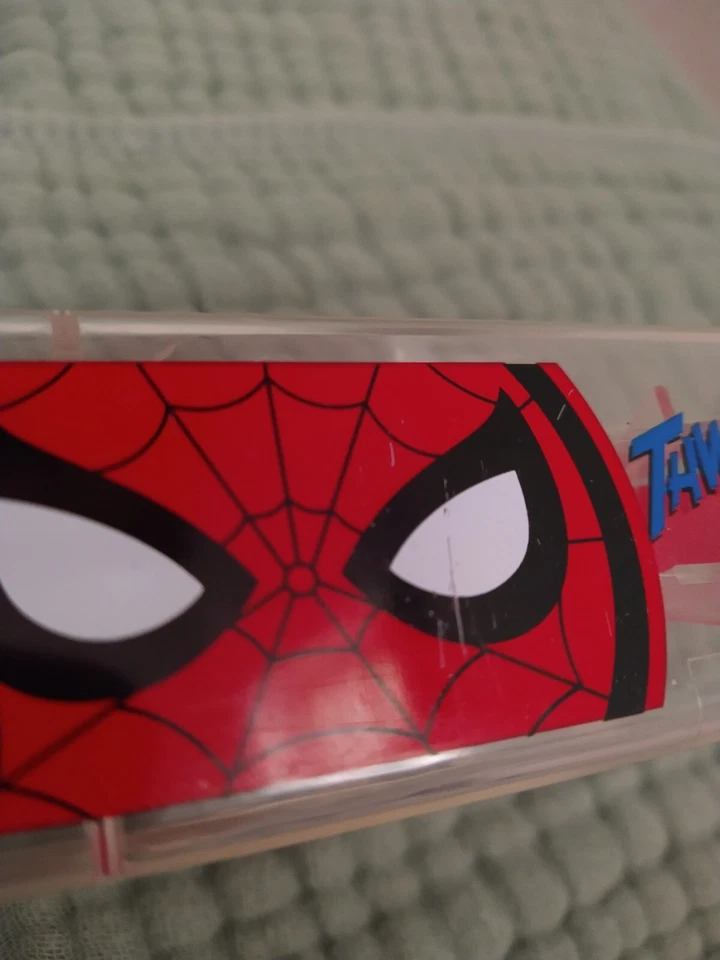 Juego de tenedor y cuchara para niños pequeños Marvel Spiderman en estuche protector Foto 3 de 4
