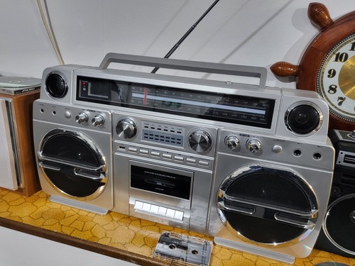 Flea-Market Large Retro Boombox CD Tape Aux Bluetooth Radio USB Boxed! - Picture 2 of 14