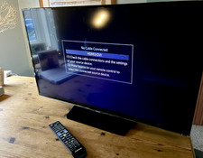Samsung 32″ Full HD Smart LED TV, original remote control, in box.