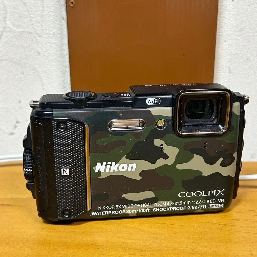 Fotocamera Compatta Nikon Coolpix AW130 Arancione - 16MP, Zoom Ottico 5x, Impermeabile