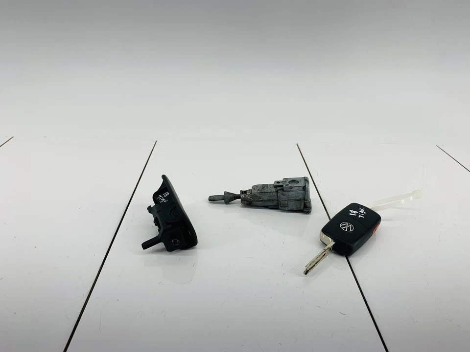 Volkswagen Tiguan Limited 2018 guantera puerta y cilindro de bloqueo central con llave OEM Foto 2 de 4