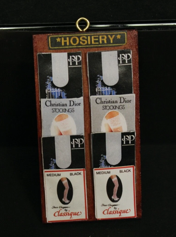 HANDCRAFTED PUPPENHAUS (Hängebrett = STRÜMPFE