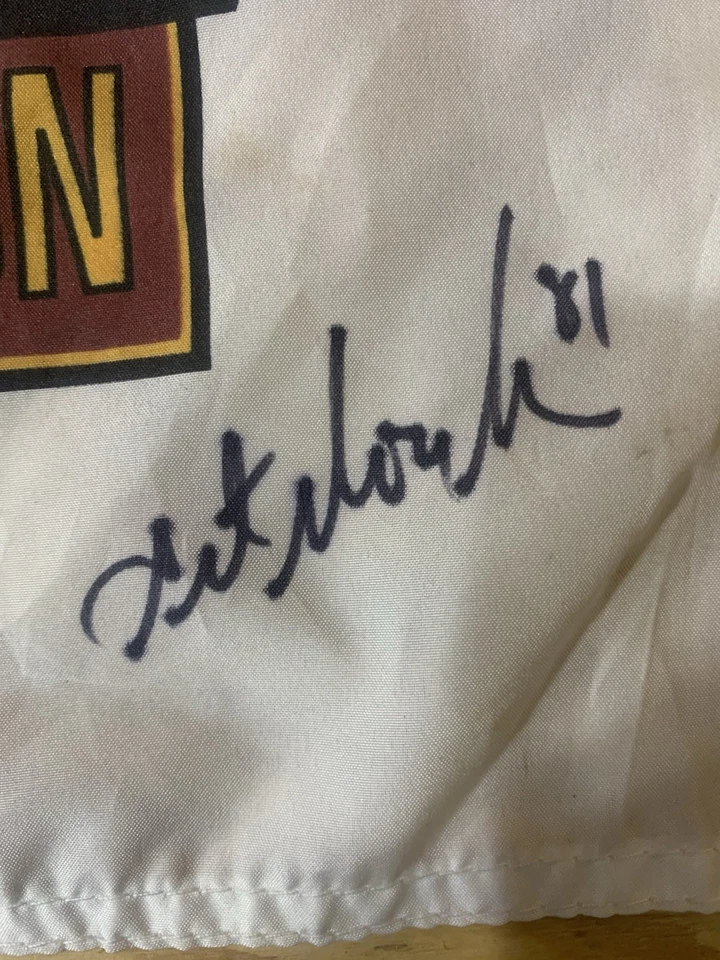 Bandera firmada por Darrell Green, Art Monk, Doug Williams, Jeff Bostic Ruta 281 Salón de la fama Foto 2 de 4