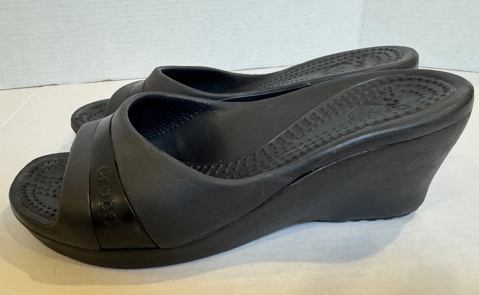 Sandalias de cuña Crocs Sassari negras para mujer 9 cómodas deslizables punta abierta zapatos sin cordones Foto 3 de 4