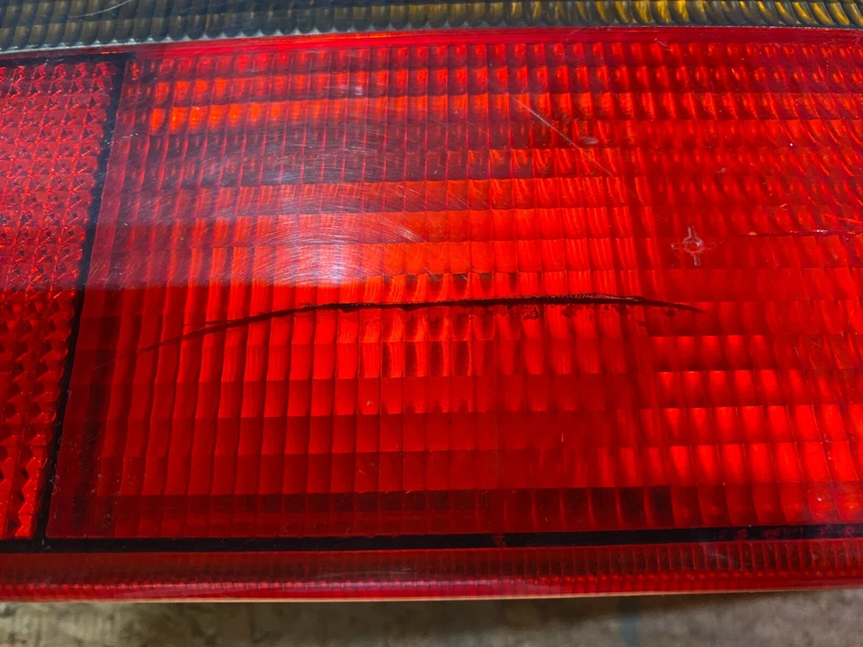 Lente de luz trasera. Derecha. Saab 9000CS. 1992-1998. Foto 2 de 4