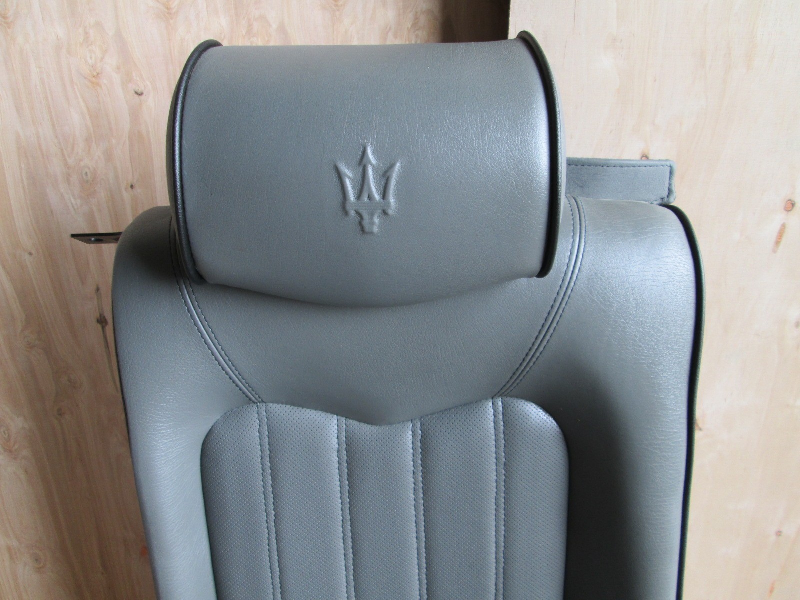 Maserati Quattroporte - RH / Rear Seat w/ Rails / Guides  - Argento Medio Grey