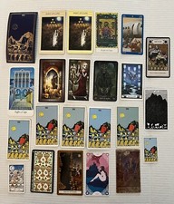 Lot de 23 cartes de tarot huit tasses de différents jeux