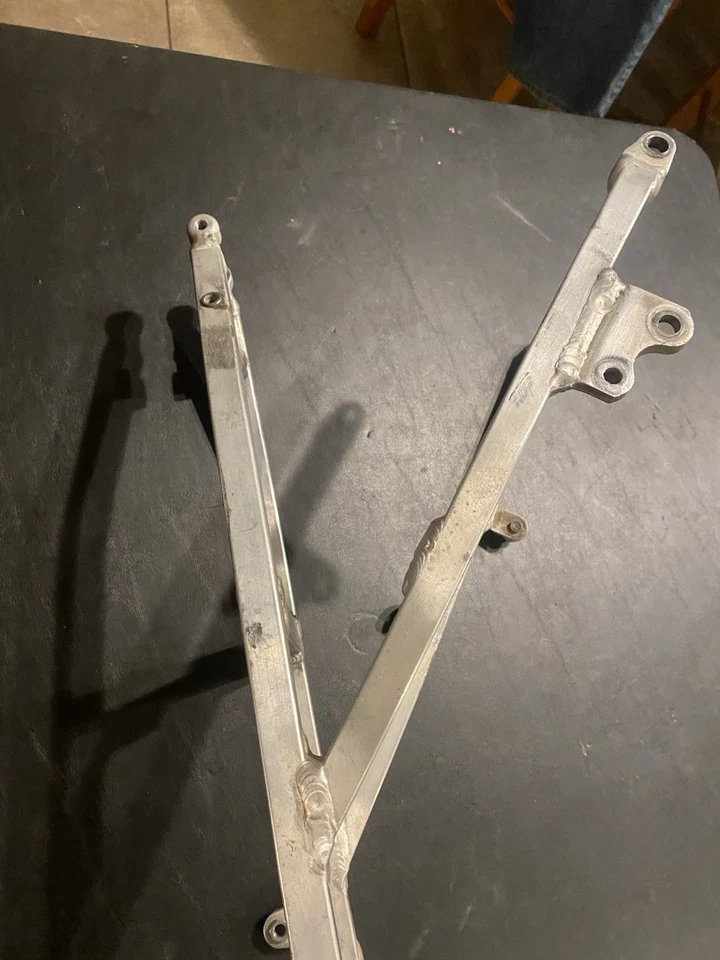 2004 年 HONDA CRF450R 原始设备制造商后背低音框架 50200-MEN-670 — 第 2/4 张图片