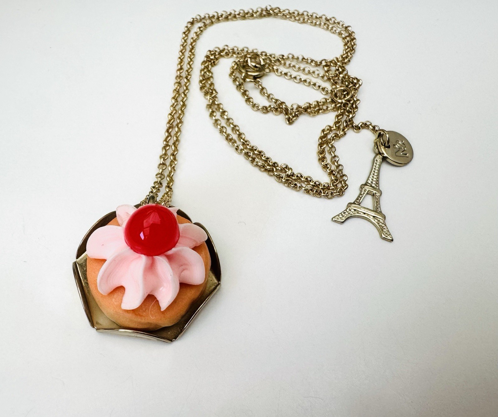 Collier N2 by Les Néréides Pâtisserie chaîne dorée avec pendentif chantilly rose