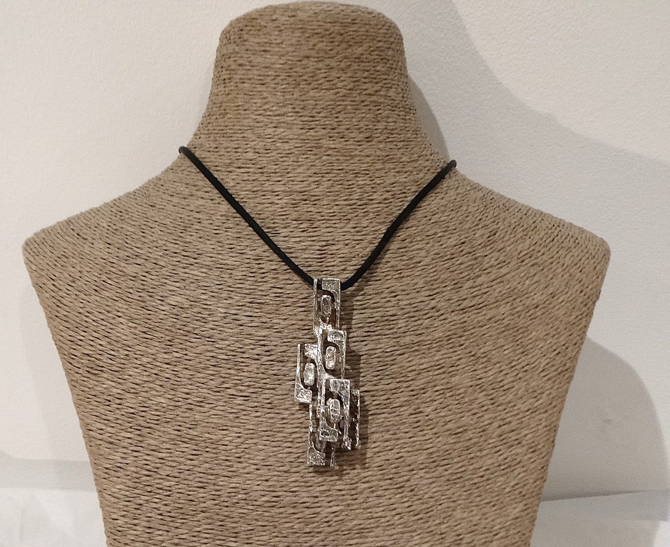 Pendentif brutaliste argent 800 pour rompre la monotonie des bijoux lisses
