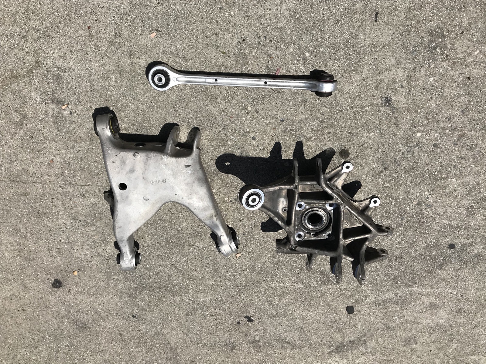 2016 ASTON MARTIN REAR RH Spindle Knuckle Hub (2) Control Arms