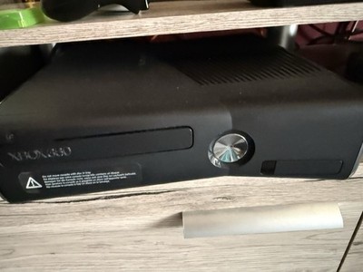 Xbox 360 Slim 250GB - Schwarz (Guter Zustand) + 33 Spiele + 2 Controller