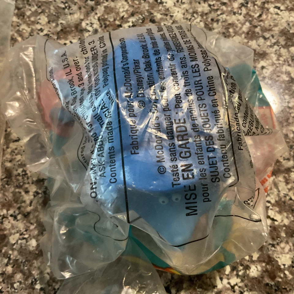 儿童餐玩具套装 (6) 芭比娃娃、虫子生活、史莱克、阿尔文和花栗鼠 + 更多 — 第 4/4 张图片