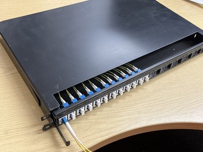 24 Port SC Rack Mount Gehäuse Box + Spleißschalen Glasfaserkabel Spule Singlemode