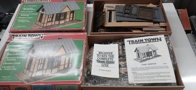 Train Town G Gauge 2each 928-101 Stations and 1 each Crossing Shanty 928-103