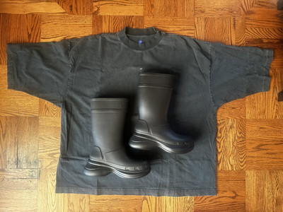 YEEZY lot of Oversized YZY Gap shirt & Croc Balenciaga