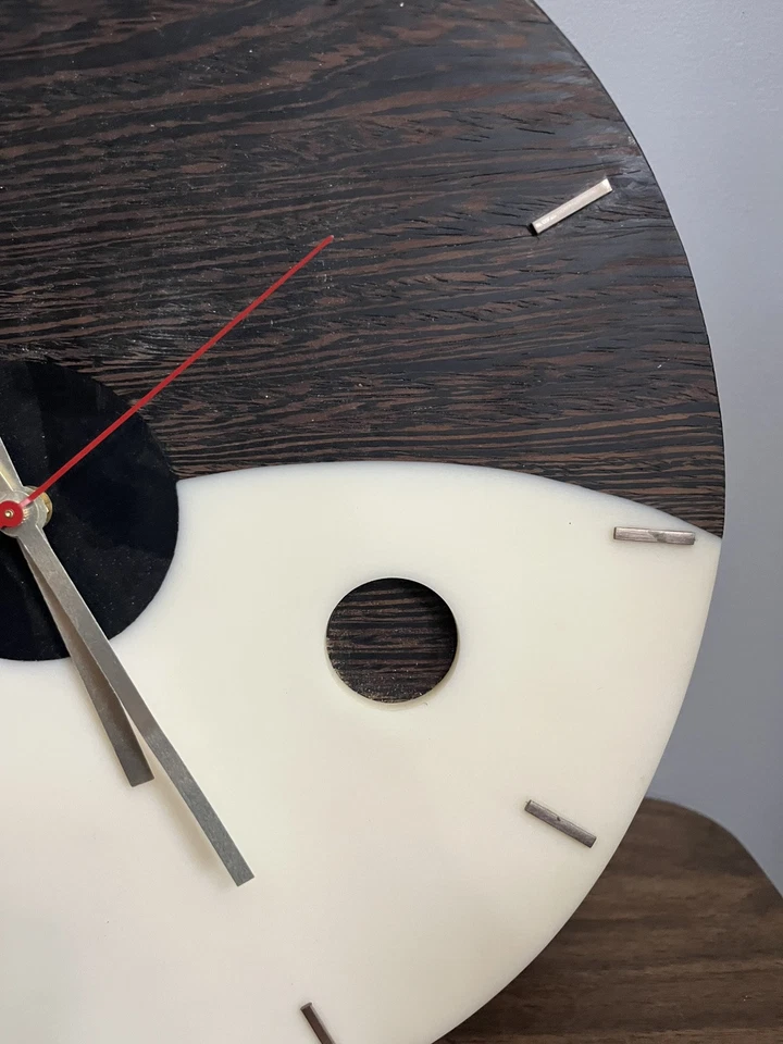 Reloj de pared hecho a mano único estilo Y2K imitación madera y acrílico símbolo de paz Yin Yang Foto 4 de 4