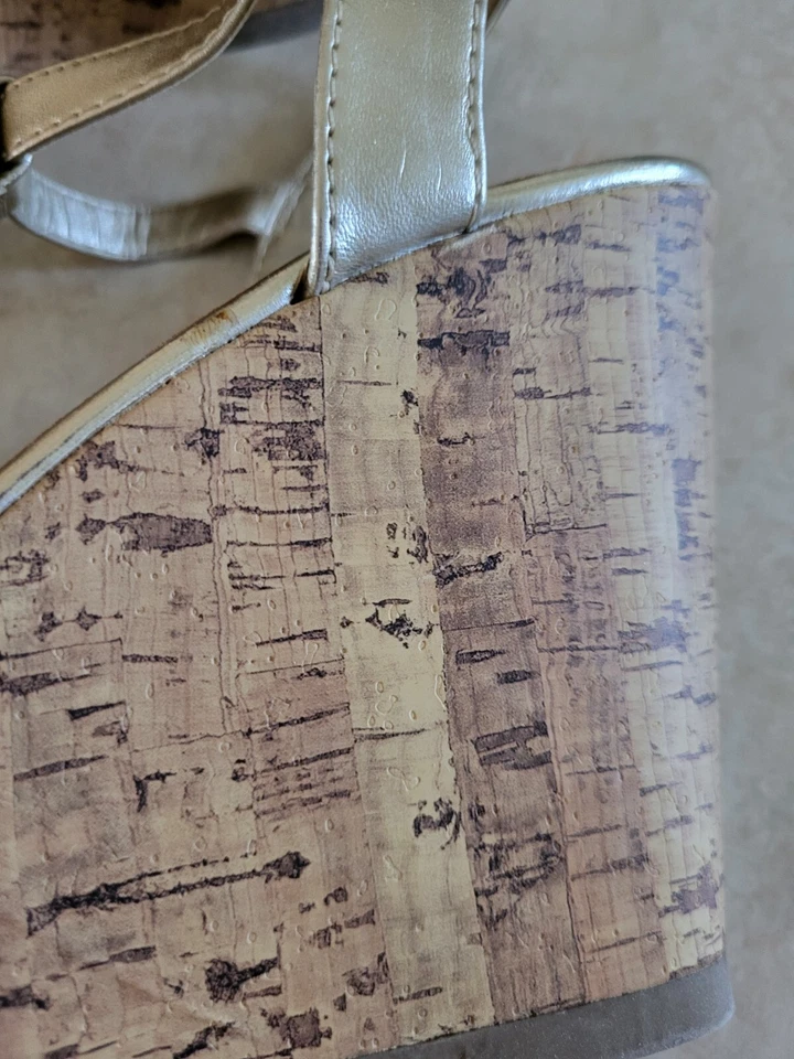 Sandálias anabela femininas OURO sapatos dourados 9 1/2 NOVAS - Imagem 4 de 4