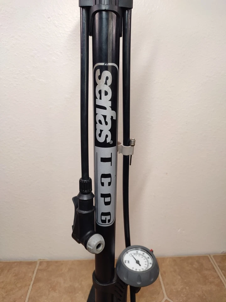 Medidor de bomba de piso para bicicleta Serfas TCPG-SE funcionando Foto 3 de 4