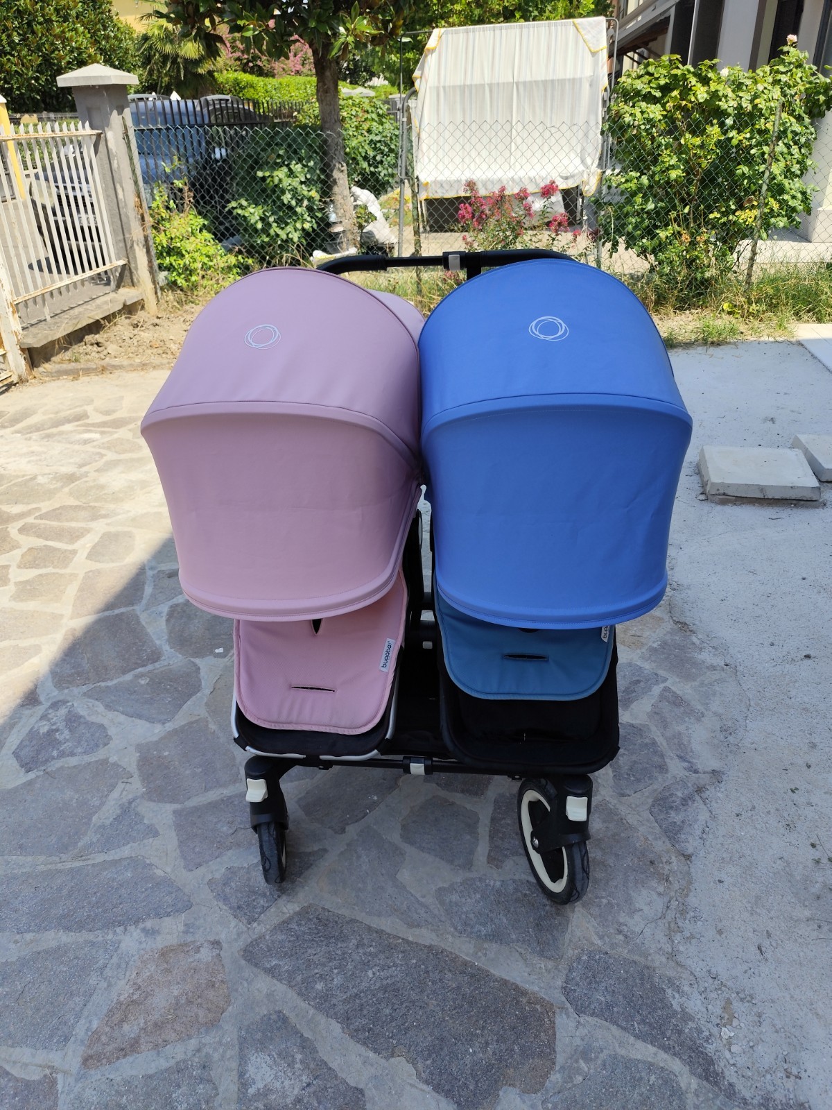 Bugaboo Passeggino gemellare doppio pieghevole rosa/blu con sedute nero — foto 2