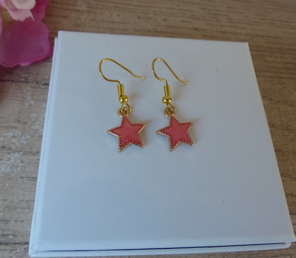 Boucles d’oreilles “Petites Etoiles” – Création dorée et corail - Photo 1/3