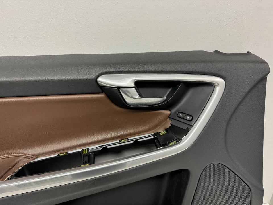 Panel puerta delantera izquierda Volvo XC60 10-16 negro con marrón avellana 6815400 Foto 3 de 4