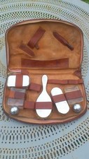 TROUSSE DE TOILETTE VINTAGE EN CUIR ET ACCESSOIRES 