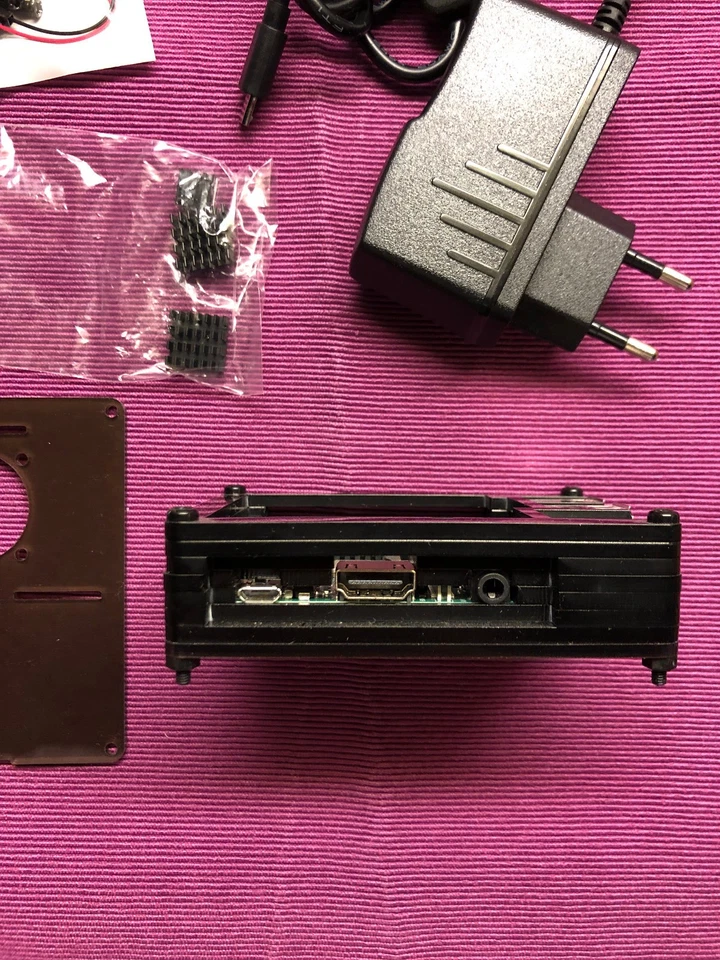 Raspberry Pi 3 Model B+ : de facto neuwertig, mit Gehäuse und Zubehör - Bild 3 von 4