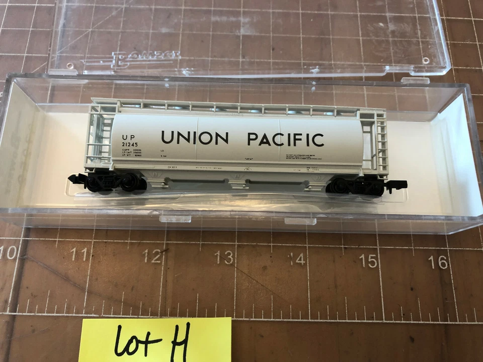 Bowser N Scale Train Union Pacific ACF Cylindrical Hopper UP 21245 37252 Lot H - Image 3 of 4