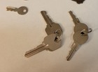 13 VINTAGE BRASS / METAL MISC. KEYS INCL. 2 PAIRS HOUSE SUITCASE PADLOCK WESLOCK — photo 10