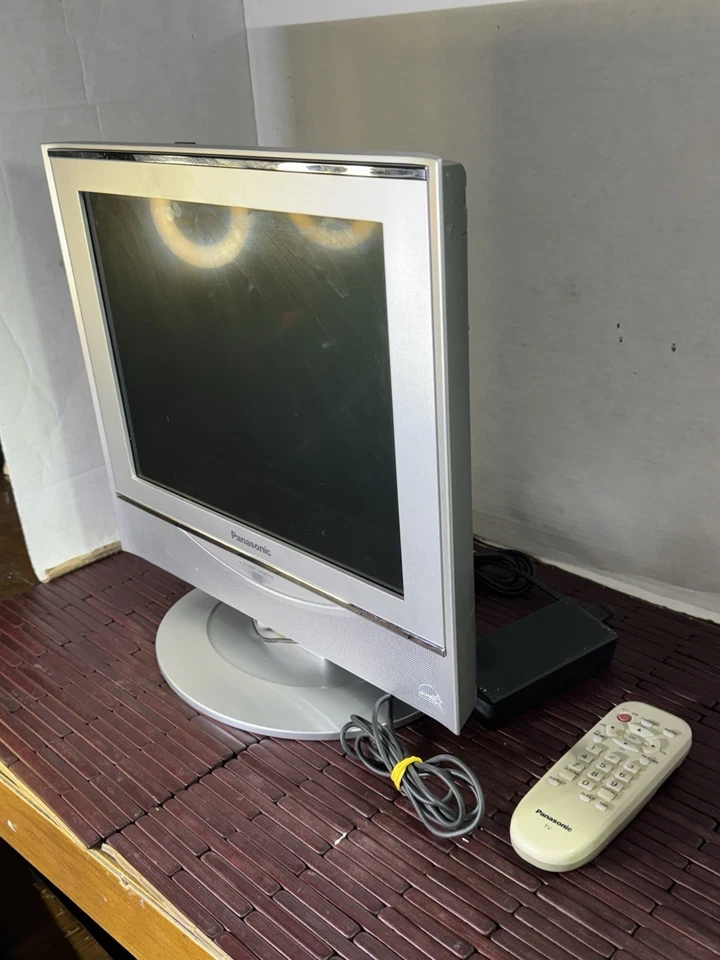 Panasonic LCD TV TC-14LA1 14-Inch 4:3 Minor Damage - Works, With Remote - Image 4 of 4