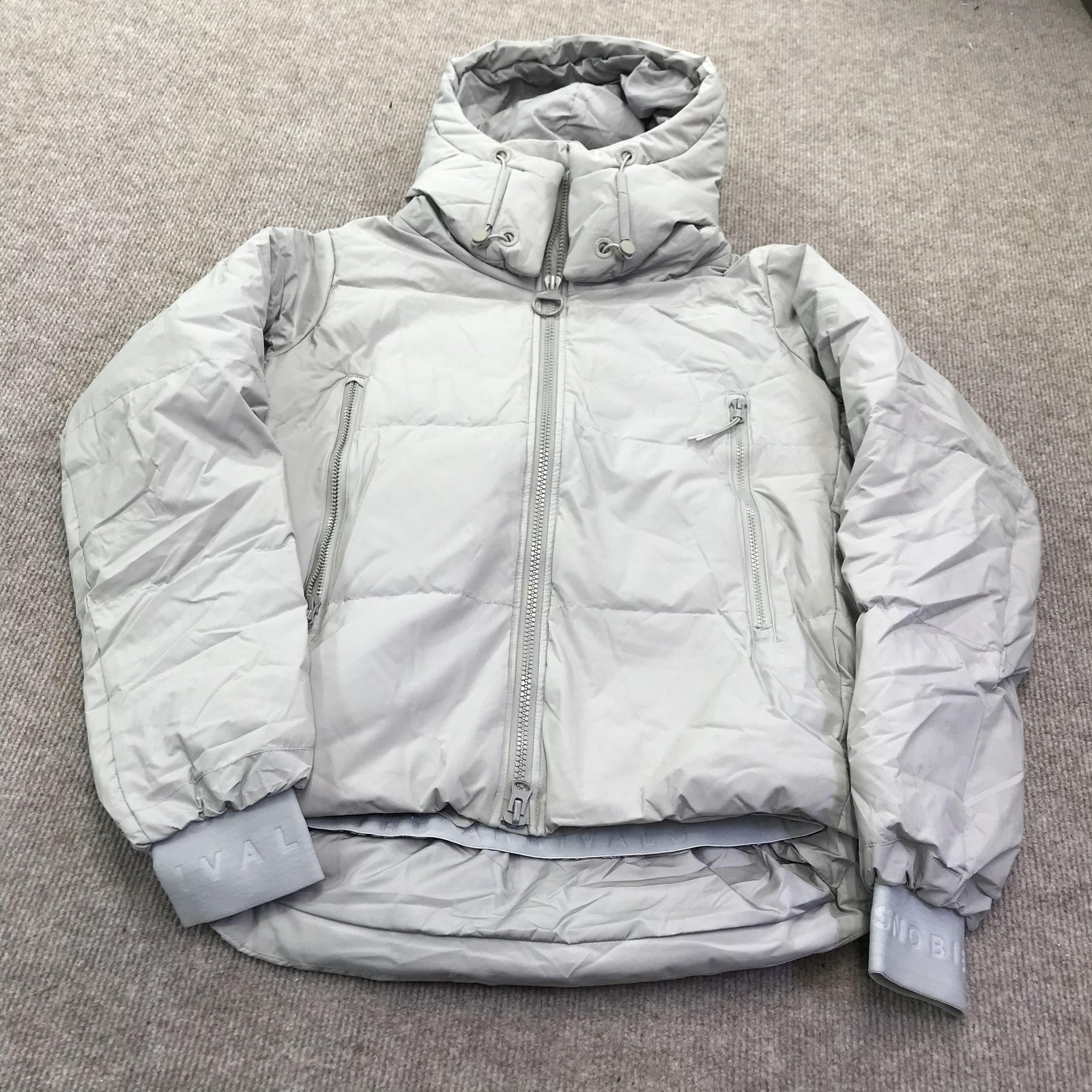 The Arrivals Puffer Jacket Mens Small Gray Hooded Down Coat NYC Modern Winter