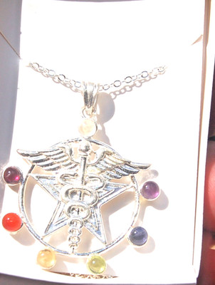 7 Chakra Stein Kristall Caduceus SP verpackt Geschenk an Kette Rei Heilung