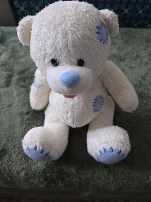 Kids Connection Teddybär weiches Plüschtier weiß mit blau genähten Flicken 