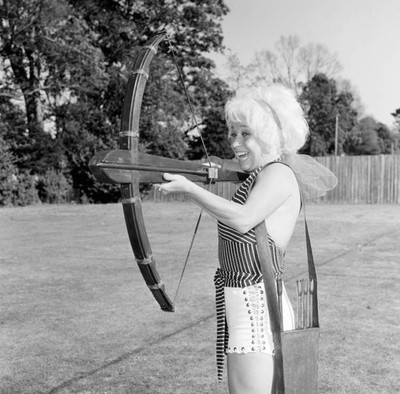 Barbara Windsor Actress 7th July 1976 Pictured taking a break from- Old Photo 6