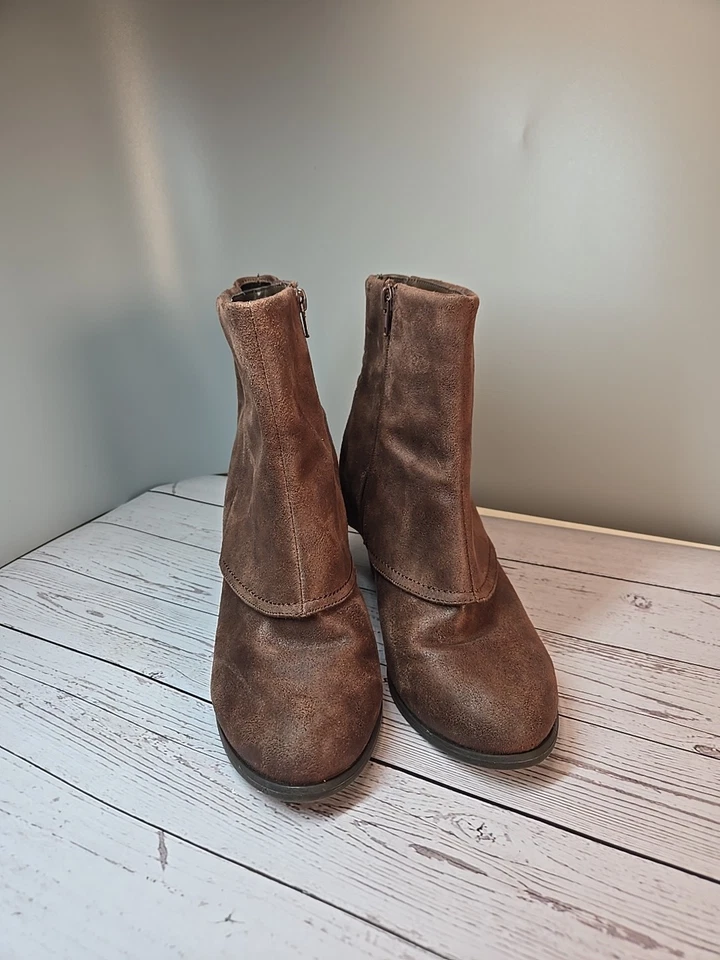 Botas Fergalicious By Fergi 10W Liberty Tobillo Marrón Gamuza Tacón Bloque Botín Foto 4 de 4