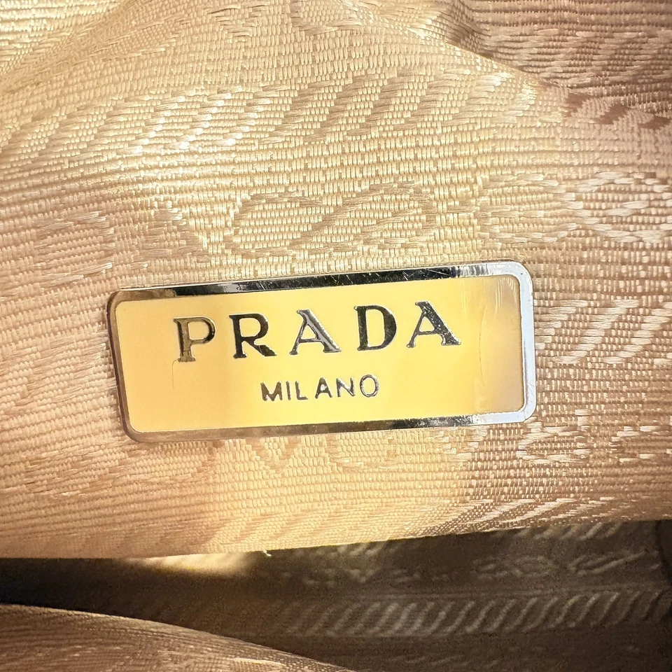 Prada Re-Edition 2000, foto 2 de 5