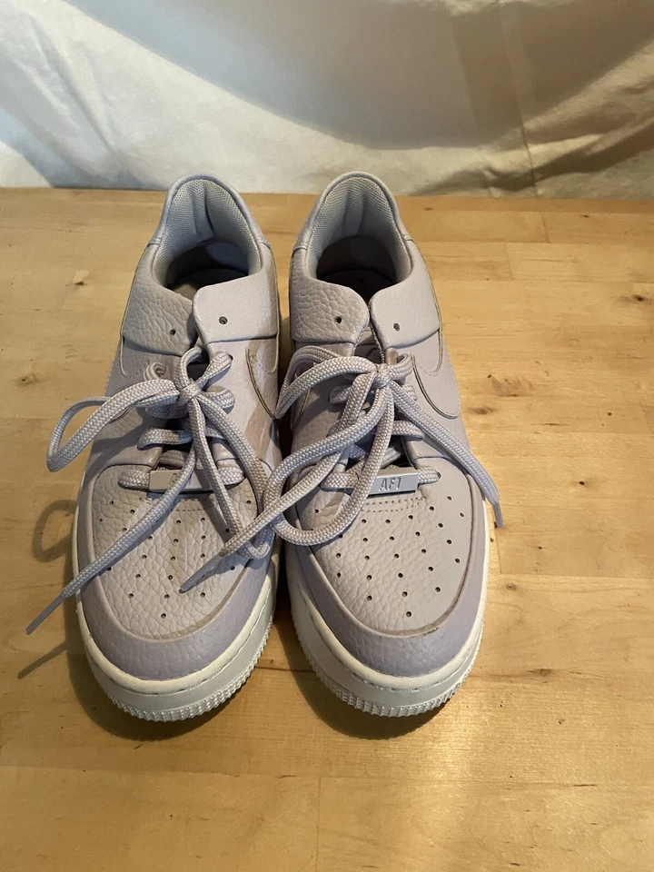 Nike Air Force 1 Sage púrpura bajo oxígeno con Foto 2 de 4