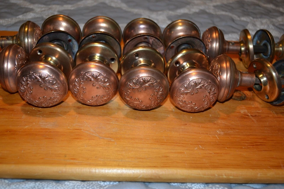 ANTIQUE VINTAGE INTRICATE BRASS DESIGN DOOR KNOBS ,AND ROSETTES  8 SETS - Image 2 of 4