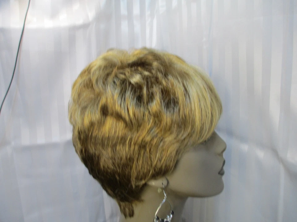 Peluca Vanessa corta con flequillo rubia, s. rubia y castaño rojizo un lado más larga nueva sin etiquetas Foto 2 de 4