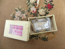 BIJOU ANCIEN - BROCHE EN PLEXIGLASS DÉCOR D'UN MOULIN ET D'UNE ROSE - DANS BOÎTE