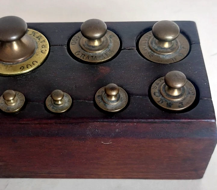 Ancien coffret bois de 12 poids de balance ROBERVAL en laiton de 500 gr  à 1 gr - Photo 2/3
